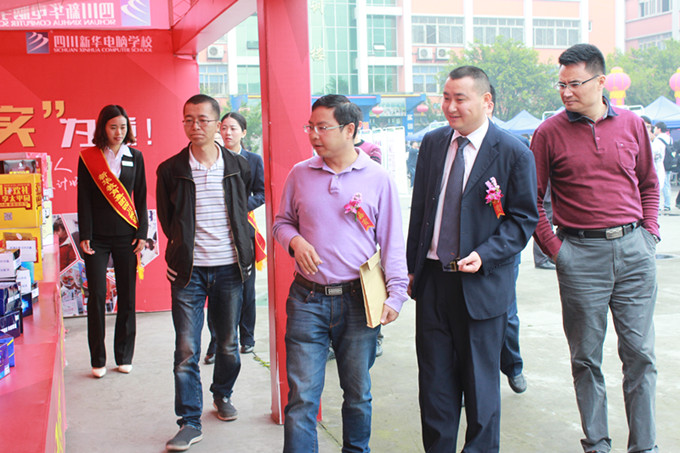 IT人才供需洽談會(huì):職為新華 火爆全場(chǎng)