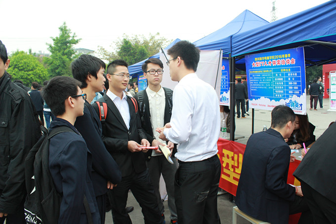 IT人才供需洽談會(huì):職為新華 火爆全場(chǎng)