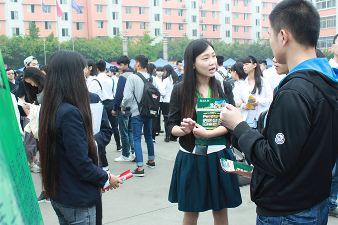 IT人才供需洽談會(huì):職為新華 火爆全場(chǎng)