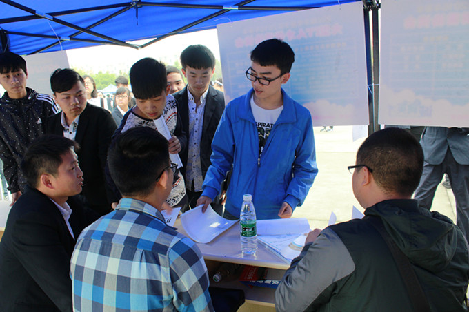 IT人才供需洽談會(huì):職為新華 火爆全場(chǎng)