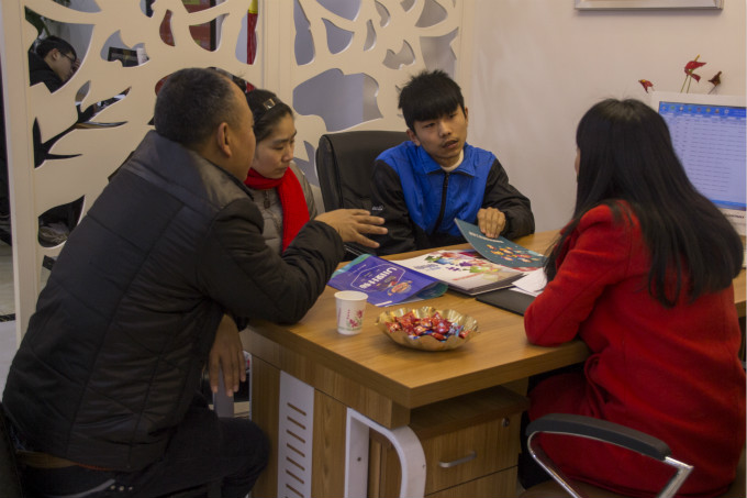 新年新氣象,新生報名場面火爆