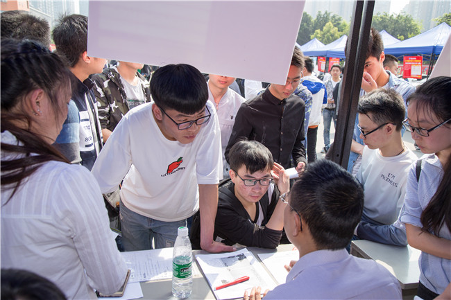 IT人才供需洽談會:100多家企業,“職”為新華