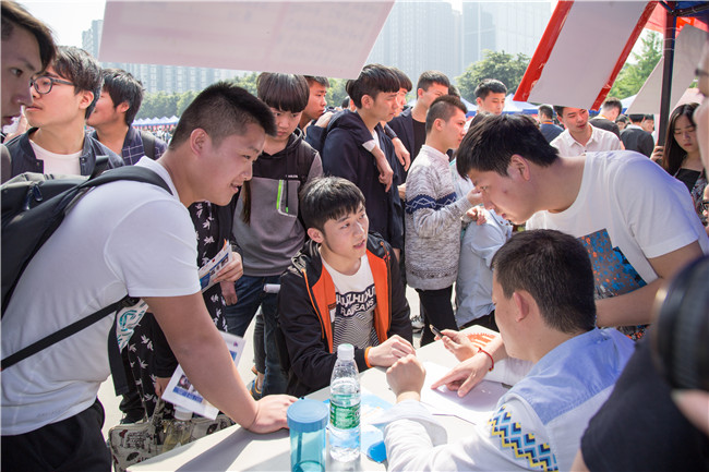 IT人才供需洽談會:100多家企業,“職”為新華