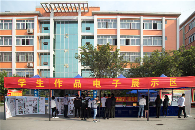 IT人才供需洽談會:100多家企業,“職”為新華