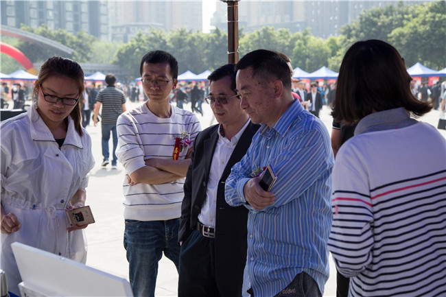 IT人才供需洽談會:100多家企業,“職”為新華