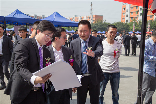 IT人才供需洽談會:100多家企業,“職”為新華