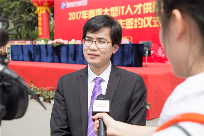 IT人才供需洽談會:100多家企業,“職”為新華