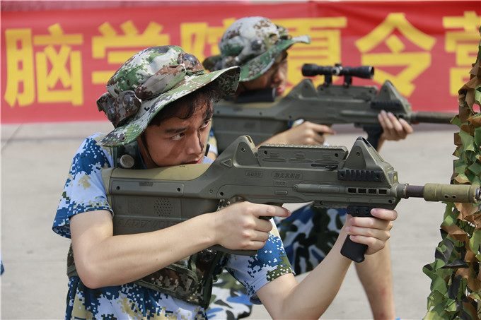 四川新華電腦學院夏令營真人CS鐳戰