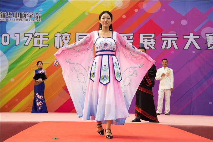  四川新華2017年風(fēng)采展示大賽——“T臺秀”