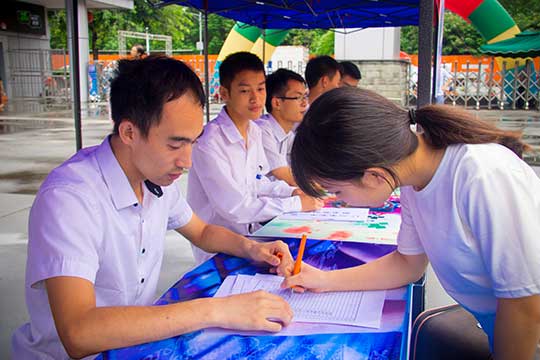 四川新華：在七夕節(jié)里，我們甜蜜蜜的開學(xué)啦