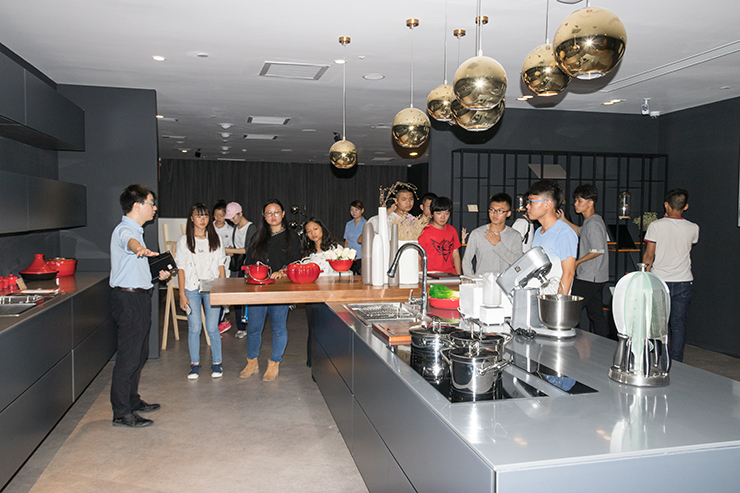 與智能握手,四川新華電腦學院學子企業參觀行