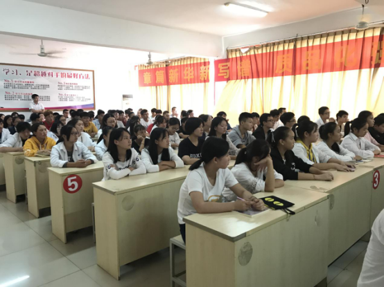 裝修行業(yè)翹楚走進我院，動情分享知識