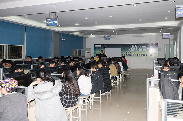 天氣涼,四川新華技能大賽火熱舉辦,學子露鋒芒