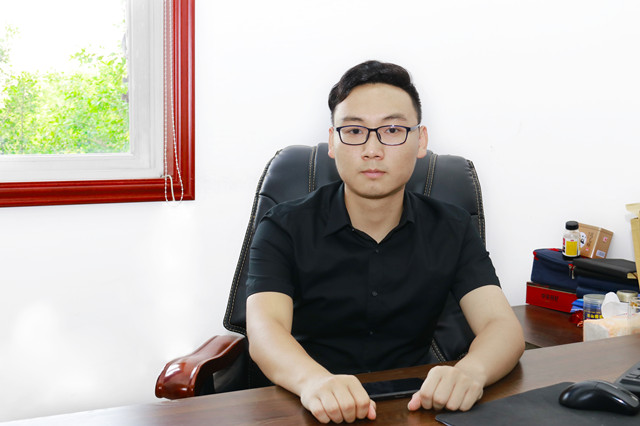 畢業五年身家千萬，難忘母校情誼