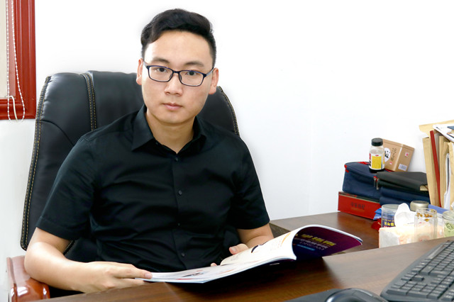 畢業五年身家千萬，難忘母校情誼