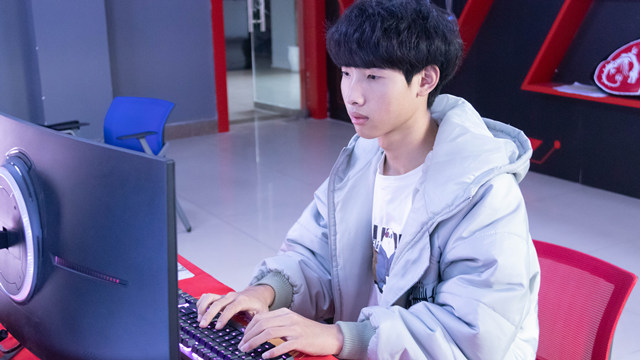 新生故事|秦金鵬:初中輟學(xué)來(lái)新華,圓自己一個(gè)“電商夢(mèng)”