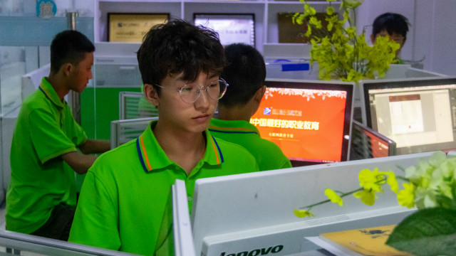 因?yàn)橄矚g所以選擇,因?yàn)闊釔鬯詧?jiān)持