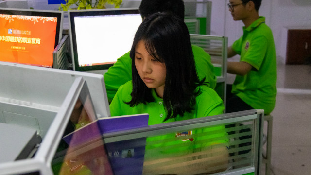 想要學(xué)一門實用的技術(shù),選擇了UI