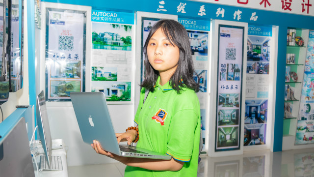 想要學(xué)一門實用的技術(shù),選擇了UI