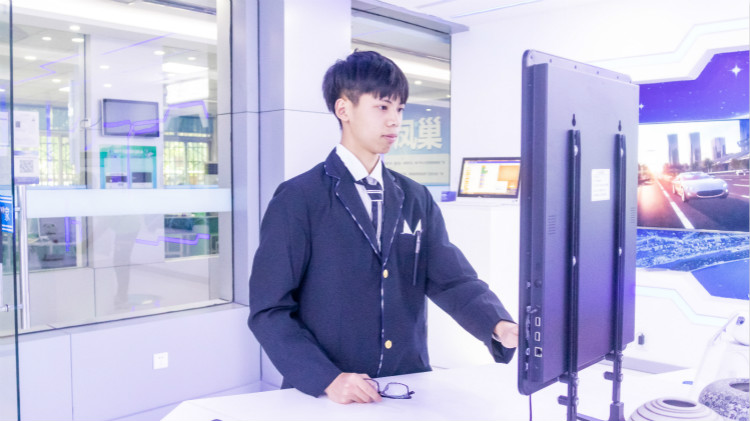 心中有火，眼中有光，新華圓夢(mèng)少年！