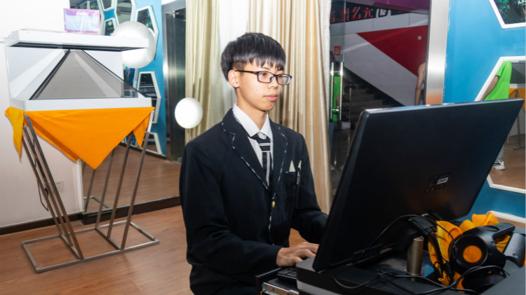 心中有火，眼中有光，新華圓夢(mèng)少年！