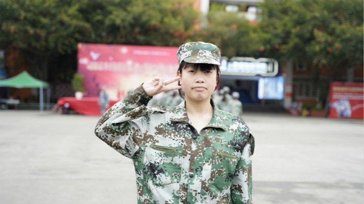 她說:感謝青春最好的時光里,遇到了四川新華