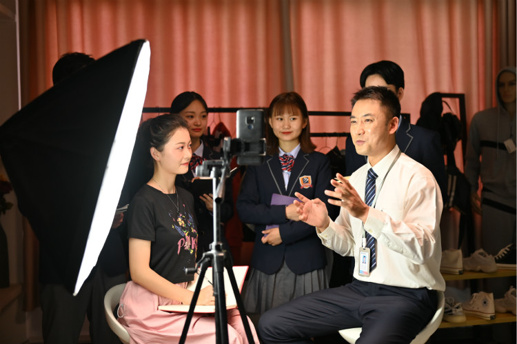 初高成績不理想,找職校?女生學(xué)什么專業(yè)好?