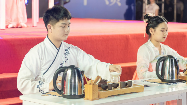 追風少年，新華有夢，讓青春不負好時光！