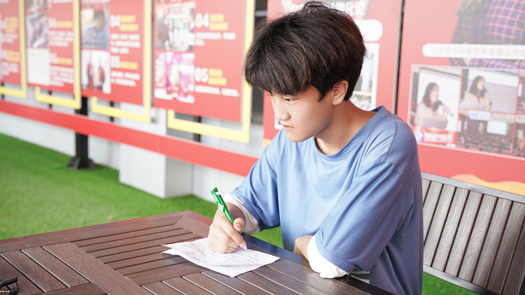 轉(zhuǎn)校來(lái)新華,乘著夢(mèng)想的東風(fēng)搏擊長(zhǎng)空!