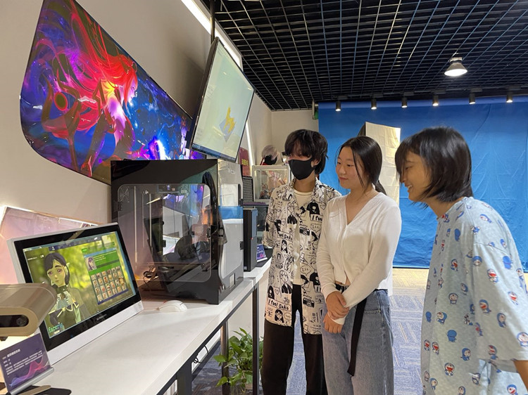 三姐妹一同報名，圓夢新華