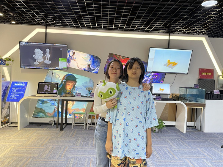 三姐妹一同報名，圓夢新華