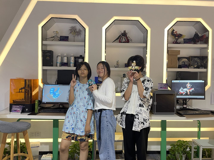 三姐妹一同報名，圓夢新華