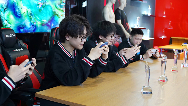 RNG三比二奪冠!電子競技行業崛起