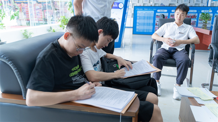 同成長，齊奮進！自貢雙胞胎兄弟雙雙報考成都新華