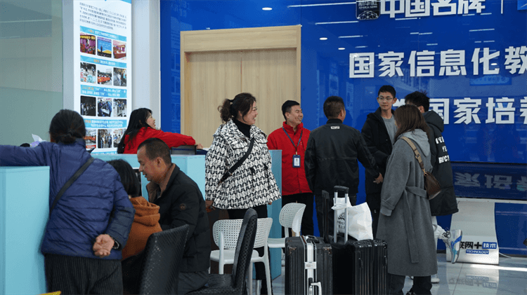 堅持熱愛，一往無前|來看她為什么選擇成都新華？