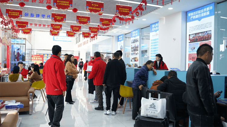 堅持熱愛，一往無前|來看她為什么選擇成都新華？