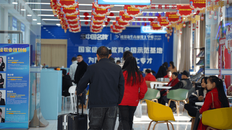 堅持熱愛，一往無前|來看她為什么選擇成都新華？