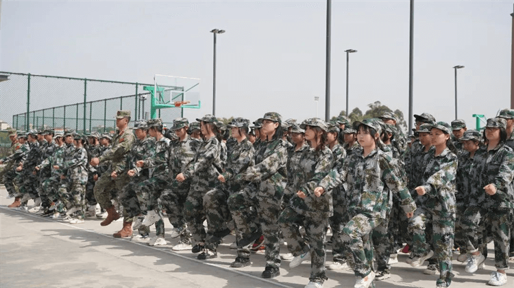 2024級春季新生軍事素質拓展訓練匯報表演