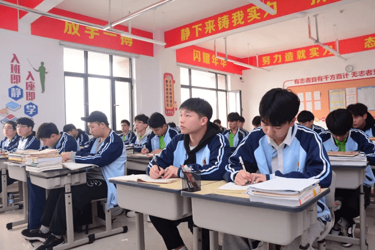 高一高二成績(jī)不理想?成都新華助你升學(xué)就業(yè)兩不誤!