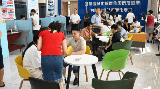 <b>報讀手冊|2025級新生報名入學答疑解惑看這里</b>